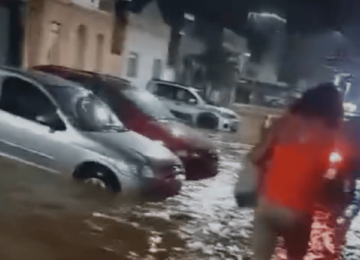 Chuva alaga ruas em Juiz de Fora (MG) -  (crédito: Reprodução/Redes Sociais)