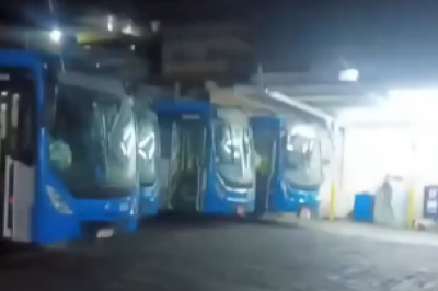 Relatos de motoristas indicam que vários ônibus ficaram presos em alagamentos e alguns apresentaram defeitos após a enchente -  (crédito: Redes Sociais/Reprodução)