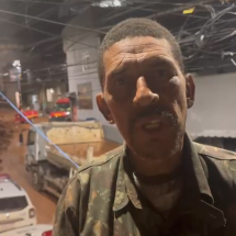 'Daqui eu não saio': a dor de quem procura parentes entre os escombros - Mateus Parreiras/EM/D.A.Press