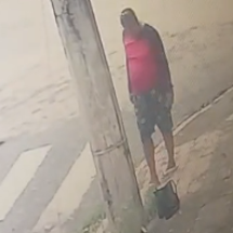 Vídeo: suspeito vê bolsa dando ‘sopa’ e furta materiais - PMMG/Reprodução