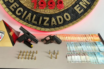Foram apreendidos uma pistola calibre 9 milímetros, um revólver calibre .38, munições, R$ 4.240 em dinheiro -  (crédito: PMMG/Reprodução)