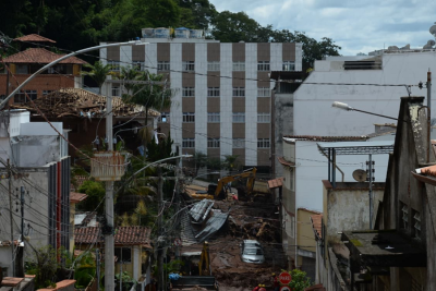 Os alertas mais recentes avisam para riscos de deslizamentos nos bairros Linhares e Democrata, bem como desabamentos e inundações no bairro Esplanada -  (crédito: Túlio Santos / EM / D.A Press)