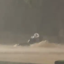Vídeo mostra motoboy sendo arrastado por enxurrada em Juiz de Fora - Redes Sociais/Reprodução