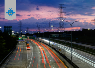 Imagem de uma rodovia com carros em alta velocidade representando o pedágio eletrônico freeflow. -  (crédito: Reprodução Educando Seu Bolso)