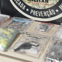 Homem joga mochila durante fuga, volta e é preso com 422 pinos de cocaína - PMMG/Reprodução