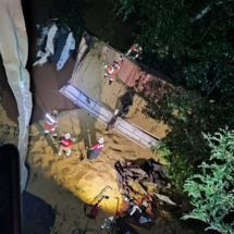 Caminhão cai de ponte na BR-365 e motorista desaparece  - Corpo de Bombeiros/Reprodução