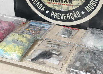 Dentro da mochila rosa estava uma quantidade de drogas, além de uma arma de fogo calibre .32 e uma balança de precisão -  (crédito: PMMG/Reprodução)