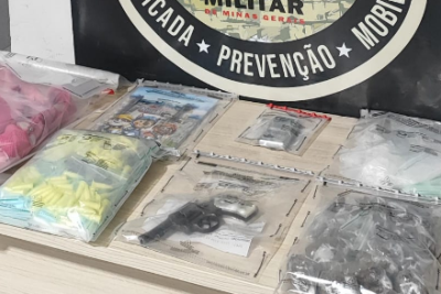 Dentro da mochila rosa estava uma quantidade de drogas, além de uma arma de fogo calibre .32 e uma balança de precisão -  (crédito: PMMG/Reprodução)