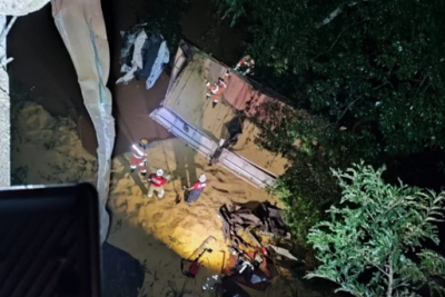 O caminhão despencou da ponte e parou cerca de 15 metros abaixo do nível da pista -  (crédito: Corpo de Bombeiros/Reprodução)