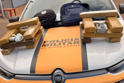 Motorista foge de abordagem e PM encontra 15 tabletes de maconha -  (crédito: DiculgaÃ§Ã£o/PMMG)