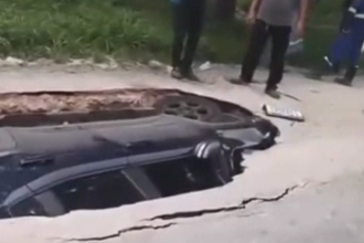 Veículo foi retirado do buraco após acionamento de um segundo serviço de guincho -  (crédito: Redes sociais/Reprodução)