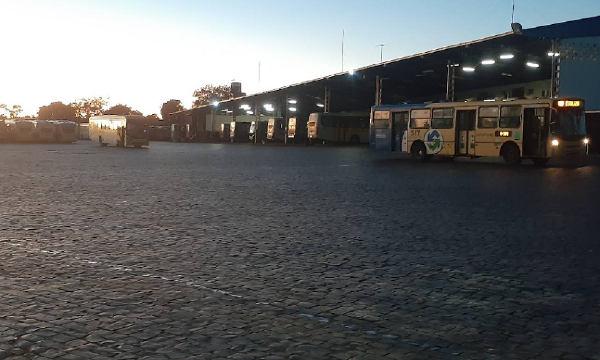 Paralisa&ccedil;&atilde;o: Empresa parcela sal&aacute;rios e motoristas do transporte p&uacute;blico -  (crédito: Reprodu&ccedil;&atilde;o/Google Street View)