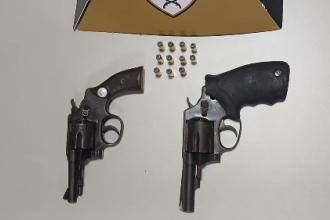 Os policiais localizaram dois revólveres calibre .32, ambos carregados, durante varredura próximo a apreensão dos menores de idade -  (crédito: PMMG/Reprodução)