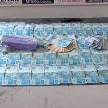 Motociclista é preso com 1 kg de maconha e mais de R$ 9 mil em MG - PMMG/Reprodução