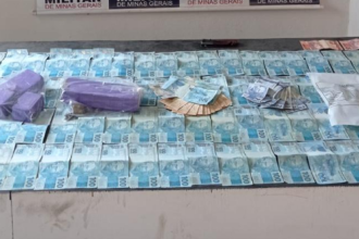 Motociclista é preso com 1 kg de maconha e mais de R$ 9 mil em MG