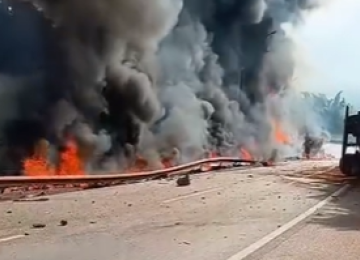 A rodovia foi interditada nos dois sentidos por causa das chamas e do risco provocado pela carga -  (crédito: Redes Sociais/Reprodução)