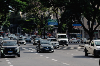 Motoristas em Minas Gerais podem ter seus ve&iacute;culos isentos do IPVA, como muitos dos que circulam pelas ruas da capital. -  (crédito: Seplag-MG)