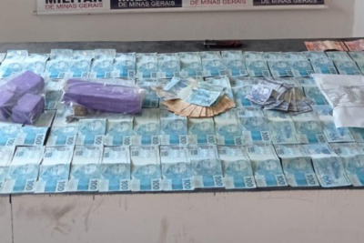 Foram apreendidos R$ 9.336 em espécie, além da droga e dos aparelhos celulares -  (crédito: PMMG/Reprodução)