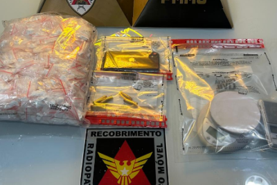 A droga estava em uma mochila; o suspeito alegou que teria recebido R$ 1 mil para guardá-la -  (crédito: PMMG/Reprodução)