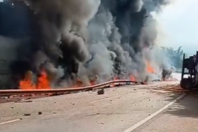 A rodovia foi interditada nos dois sentidos por causa das chamas e do risco provocado pela carga -  (crédito: Redes Sociais/Reprodução)