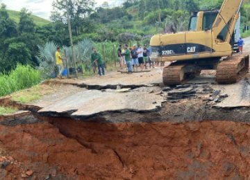 Rodovia MG-285, no km 74, em Astolfo Dutra (MG), na Zona da Mata, cede e motoristas precisam acessar rotas alternativas -  (crédito: PMRv/Reprodu&ccedil;&atilde;o)