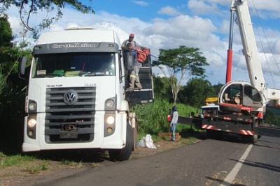 Foi realizado o transbordo da carga e foi utilizado um guindaste para reposicionar o caminh&atilde;o -  (crédito: PRF/Reprodu&ccedil;&atilde;o)