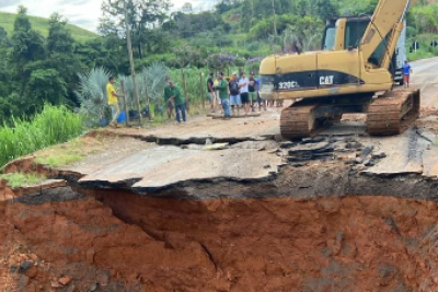 Rodovia MG-285, no km 74, em Astolfo Dutra (MG), na Zona da Mata, cede e motoristas precisam acessar rotas alternativas -  (crédito: PMRv/Reprodu&ccedil;&atilde;o)