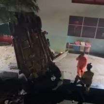 Vídeo: motorista perde controle e caminhonete cai dentro de Emei em BH - Corpo de Bombeiros/Reprodução