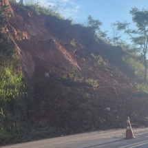 Deslizamento de terra interdita faixas da BR-381, na Grande BH - Redes Sociais/Reprodução
