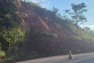 Equipes da concessionária Nova 381 foram acionadas e trabalham na limpeza da pista para liberar a pista sentido BH -  (crédito: Redes Sociais/Reprodução)
