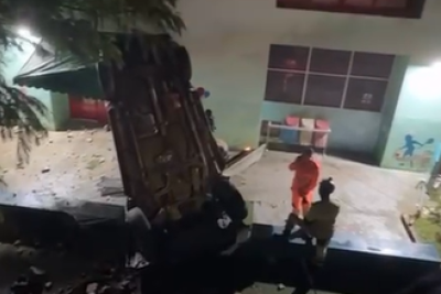 O acidente aconteceu por volta das 20h, na Rua Leopoldo Pereira, esquina com a Rua Tomaz Brandão -  (crédito: Corpo de Bombeiros/Reprodução)