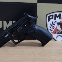 Adolescente vai à escola com arma falsa para ameaçar jovem por ciúme - PMMG/Reprodução