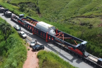 O trajeto da carga pesada passa por São Paulo, Minas Gerais, Goiás e Bahia, com previsão de chegada para meados de abril -  (crédito: PRF/Divulgação)