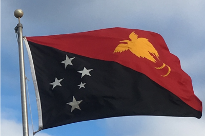 <p>O país com a maior diversidade de línguas no mundo é a Papua Nova Guiné. Estima-se que existam mais de 850 línguas faladas neste país insular da Oceania, o que o torna um verdadeiro mosaico linguístico.</p>
 -  (crédito: wikimedia commons/Pete unseth)