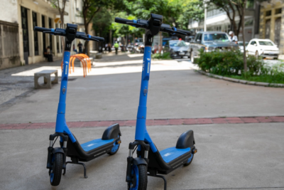 O transporte por patinete em Belo Horizonte foi respaldado pela norma publicada em 2023 pelo Conselho Nacional de Tr&acirc;nsito (Contran) -  (crédito: PBH / Reprodu&ccedil;&atilde;o )