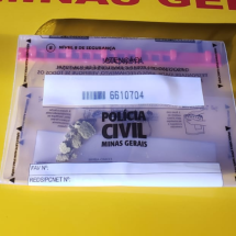 Mulher sem habilitação foge de blitz e é pega com ouro sem nota no carro - PMRv/Reprodução