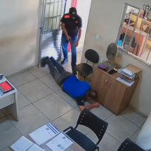 Vídeo flagra donos de concessionária sendo roubados em Contagem - Arquivo pessoal/Reprodução