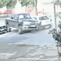 Vídeo: motorista perde controle e bate em dois carros na Av. Carlos Luz - Imagens cedidas ao Estado de Minas