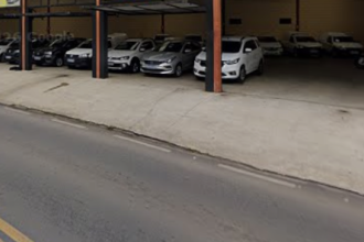 Concessionária foi assaltada na segunda-feira (16/3) e donos foram feitos de reféns  -  (crédito: Google Street View/Reprodução)