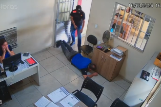 Depois da ação, os criminosos fugiram levando veículos da concessionária e os celulares das vítimas -  (crédito: Arquivo pessoal/Reprodução)