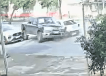 Acidente com três carros deixa trânsito lento na Av. Carlos Luz -  (crédito: Imagens cedidas ao Estado de Minas)