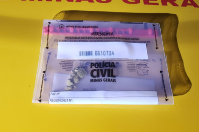 Ela informou que o ouro teria sido extraído na cidade de Itutinga (MG) e que transportava aproximadamente 18 gramas do mineral -  (crédito: PMRv/Reprodução)