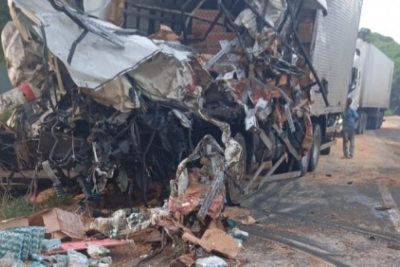 Imagens que circulam nas redes sociais mostram caixas de ovos espalhadas pela rodovia e um dos baús destruído após o impacto -  (crédito: Redes Sociais/Reprodução)