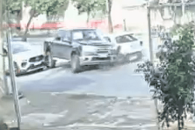 Acidente com três carros deixa trânsito lento na Av. Carlos Luz -  (crédito: Imagens cedidas ao Estado de Minas)