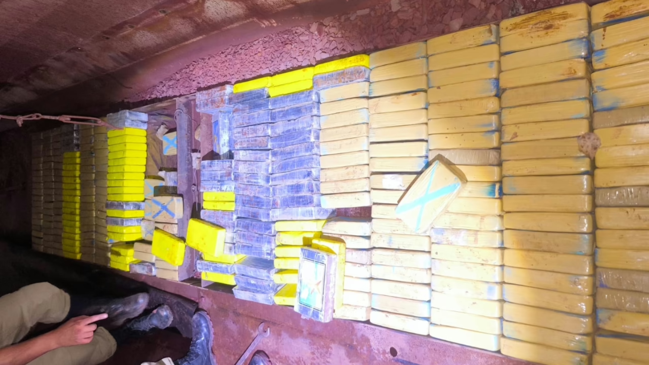 Mais de 320 kg d coca&iacute;na s&atilde;o apreendidos em MGC-497 -  (crédito: PMMG/Divulga&ccedil;&atilde;o)