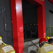 Academia pega fogo de madrugada e suspeita é de incêndio criminoso - Corpo de Bombeiros/Reprodução