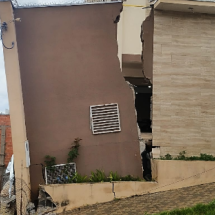 Vídeo flagra muro desabando por causa da chuvas no interior de MG - Corpo de Bombeiros/Reprodução