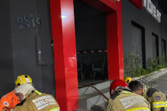 Testemunhas relataram movimentação suspeita nas proximidades pouco antes do início do fogo -  (crédito: Corpo de Bombeiros/Reprodução)