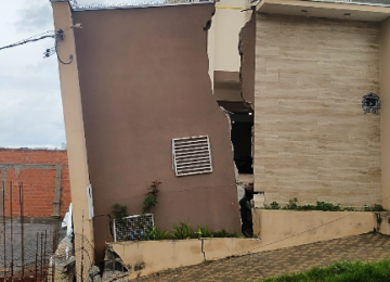 Enquanto os bombeiros atuavam na ocorrência, houve agravamento da situação, com o desabamento total do muro e de parte da edificação -  (crédito: Corpo de Bombeiros/Reprodução)