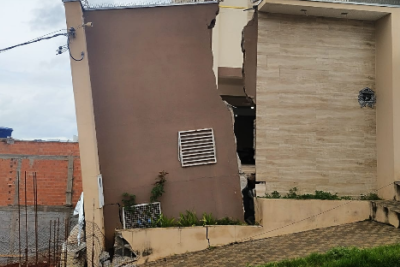 Enquanto os bombeiros atuavam na ocorrência, houve agravamento da situação, com o desabamento total do muro e de parte da edificação -  (crédito: Corpo de Bombeiros/Reprodução)